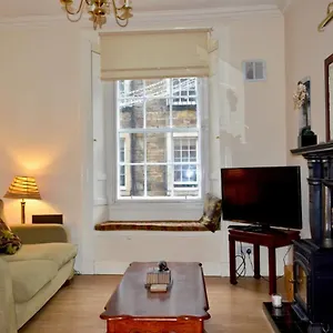 https://comfortable-2-bedroom-apartment-on-historic-rose-street.edinburghhotelsuk.org